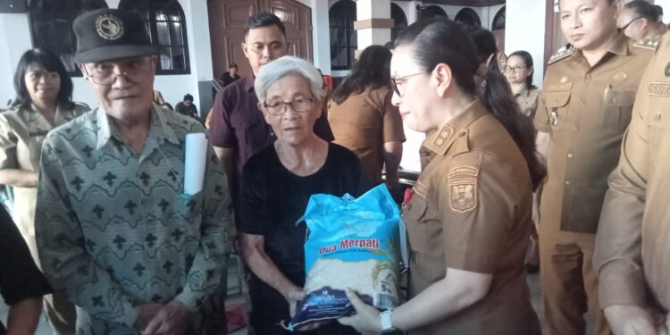Bakti Sosial Dalam Rangka Hari Jadi Minahasa, Wabup Minahasa Salurkan Bantuan Sosial