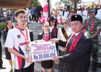 Moment Hardiknas, Bupati dan Wabup Minahasa Serahkan Bonus Atlit Peraih Medali Porprov XII Sulut