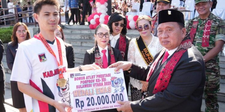 Moment Hardiknas, Bupati dan Wabup Minahasa Serahkan Bonus Atlit Peraih Medali Porprov XII Sulut