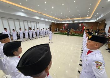 Dikukuhkan Bupati Robby, 32 Paskibraka Kabupaten Minahasa Siap Kibarkan Merah Putih di HUT Ke-81 Kemerdekaan Indonesia