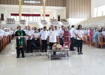 Ibadah Oikumene Pemkab Minahasa. Bupati Robby : Aparutur Pemerintah Terpanggil Bukan Hanya Untuk Bekerja Tapi Juga Melayani Dengan Hati 