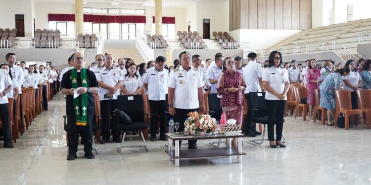 Ibadah Oikumene Pemkab Minahasa. Bupati Robby : Aparutur Pemerintah Terpanggil Bukan Hanya Untuk Bekerja Tapi Juga Melayani Dengan Hati