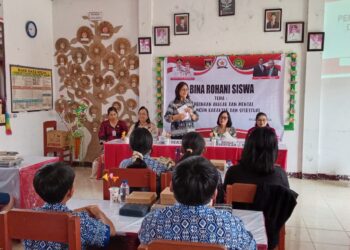 Sekda Minahasa Lynda Watania Buka Kegiatan Bina Rohani Siswa di SMP N 1 Kakas
