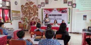 Sekda Minahasa Lynda Watania Buka Kegiatan Bina Rohani Siswa di SMP N 1 Kakas
