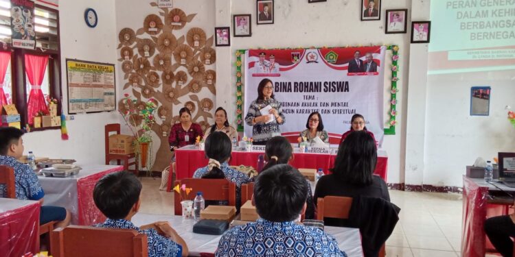 Sekda Minahasa Lynda Watania Buka Kegiatan Bina Rohani Siswa di SMP N 1 Kakas